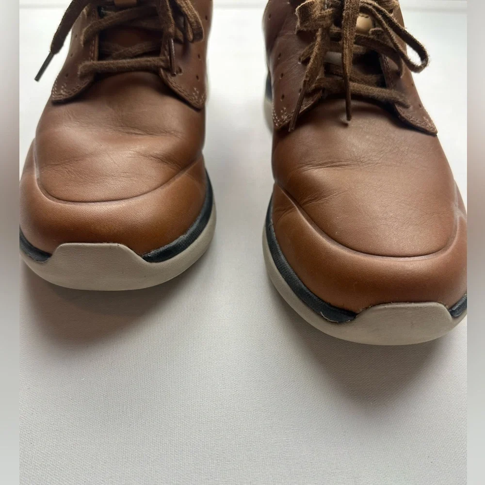 Clark’s Brown Leather Men's Shoes with laces. Minimal wear. Size 9.5